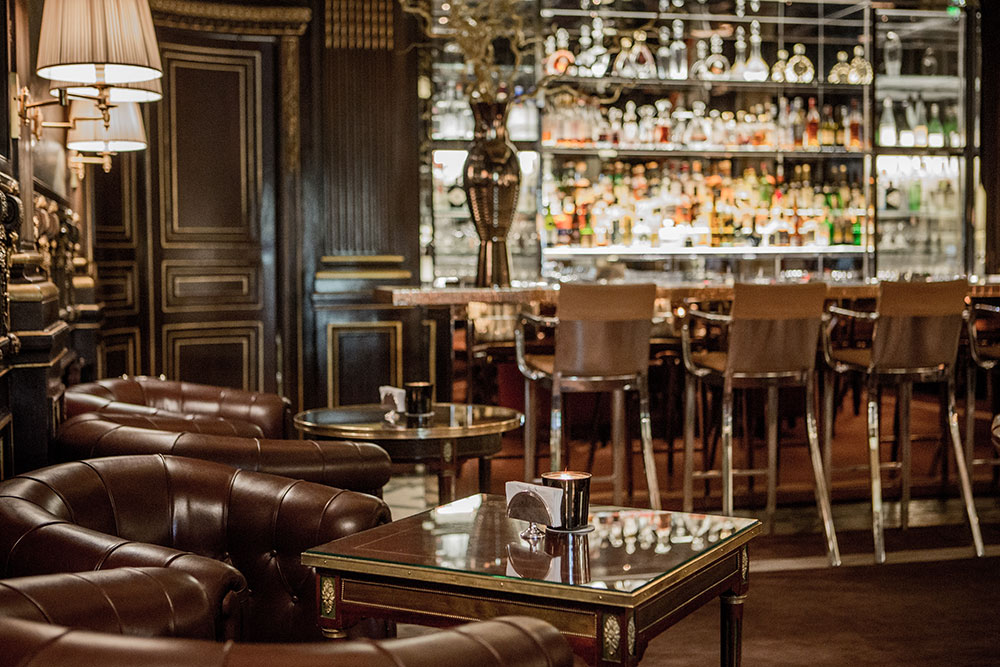 ch_155_hotel_le_meurice_lobby_sofa