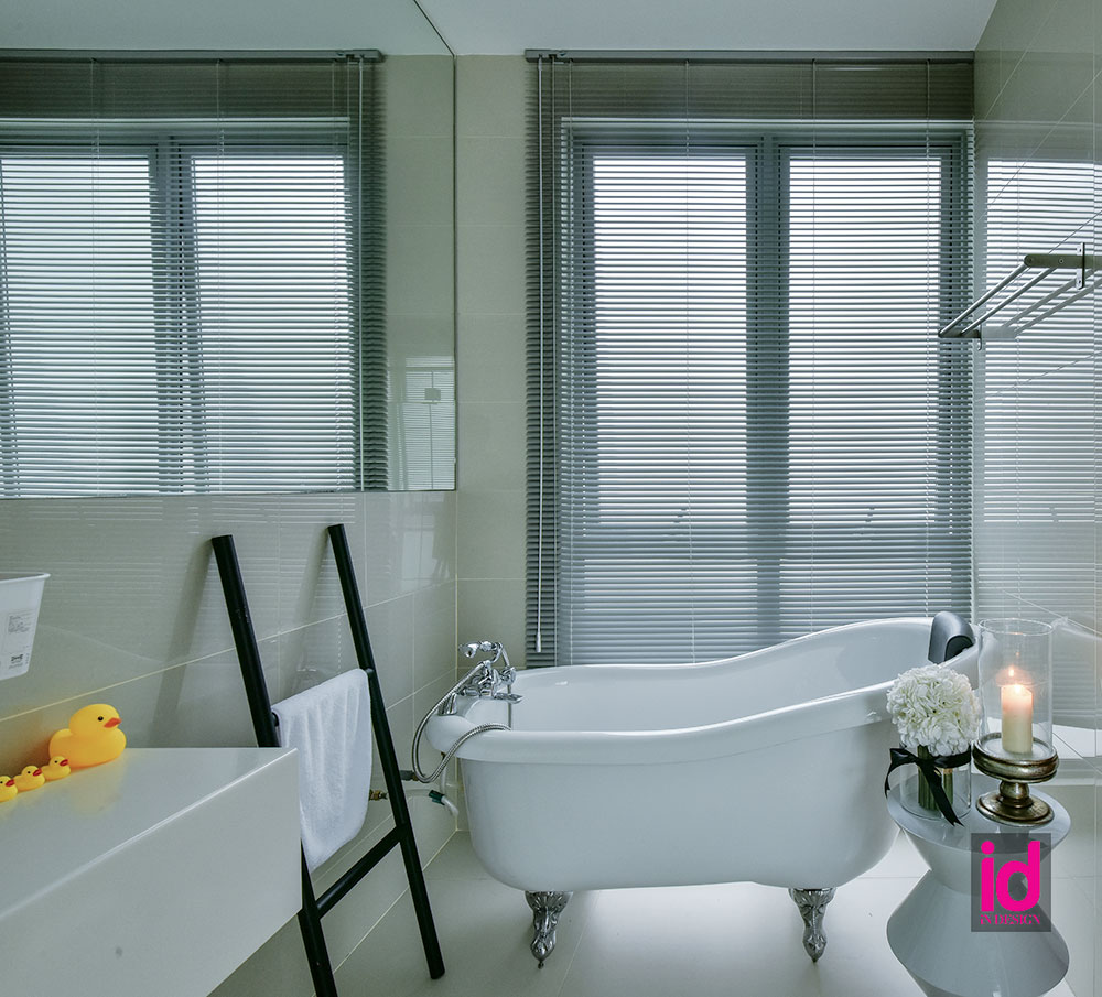 id_77_trs_living_bathroom